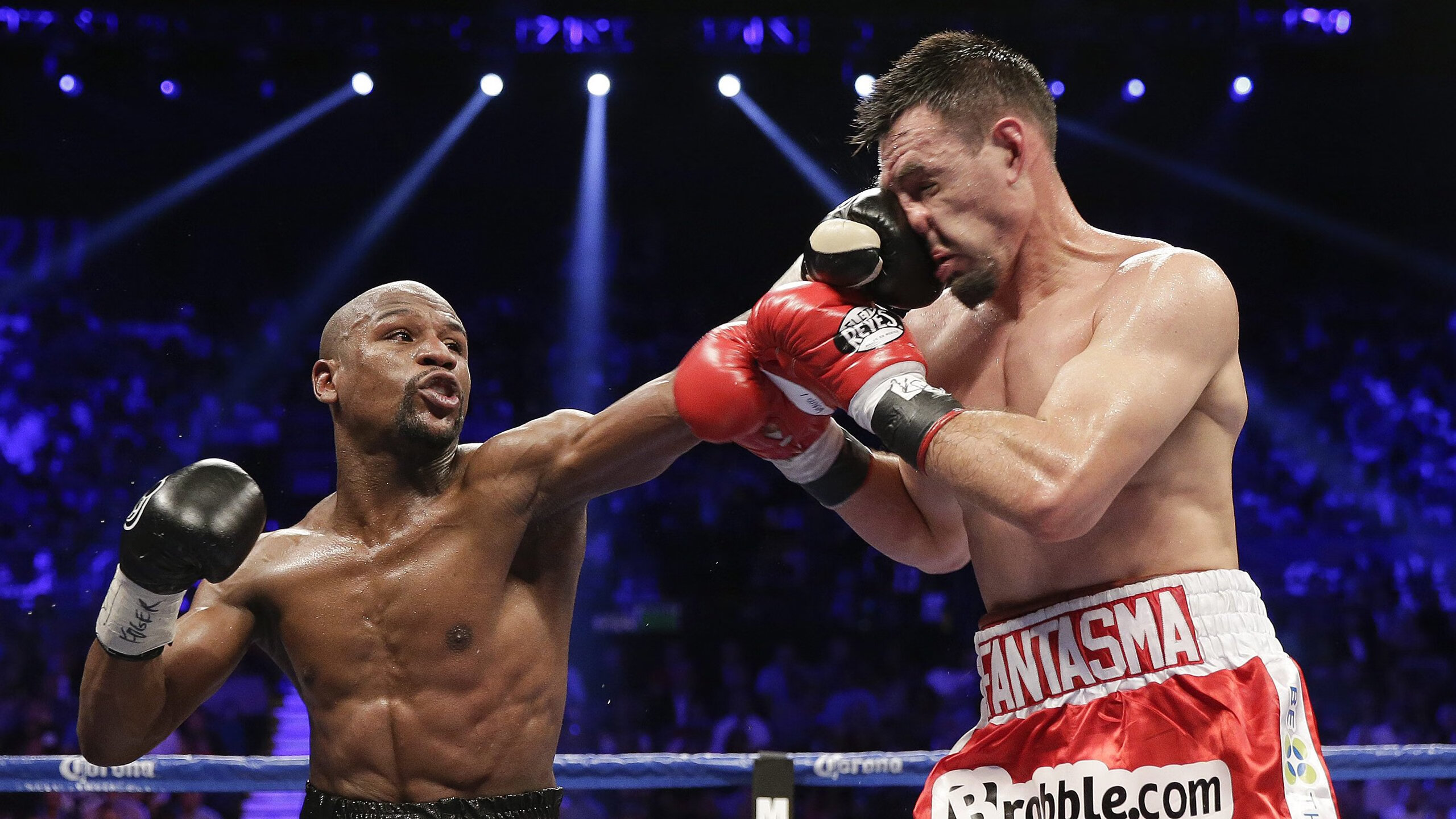 《英雄联盟》电竞场馆迎来新观众高潮，赛事气氛热烈，lol电竞比赛地点